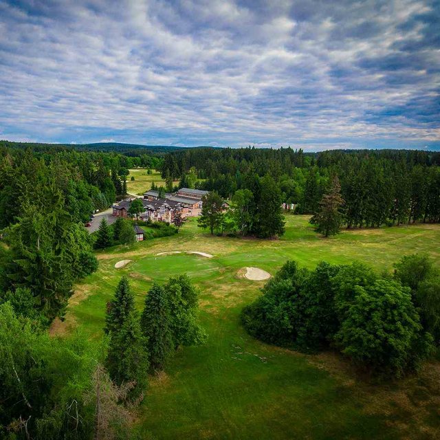 Z golfového hřiště do lázní