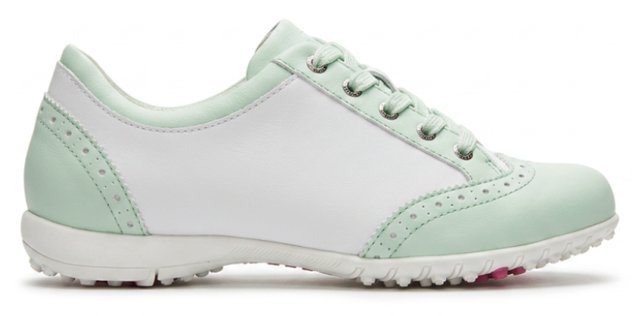 Zapato de golf de mujer blanco visto de perfil, con la zona del empeine despejada