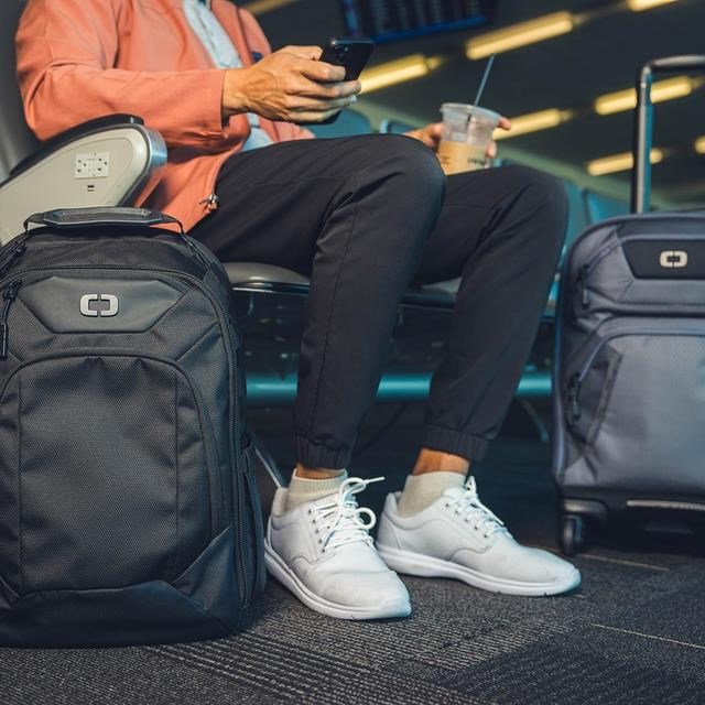 Ogio Renegade 22" 4-Wheel Travel Bag 33L bolsa de golf titanio
