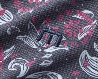 Travis Mathew FEATHERWEIGHT FLOURISH polo de hombre, mood indigo/vintage indigo