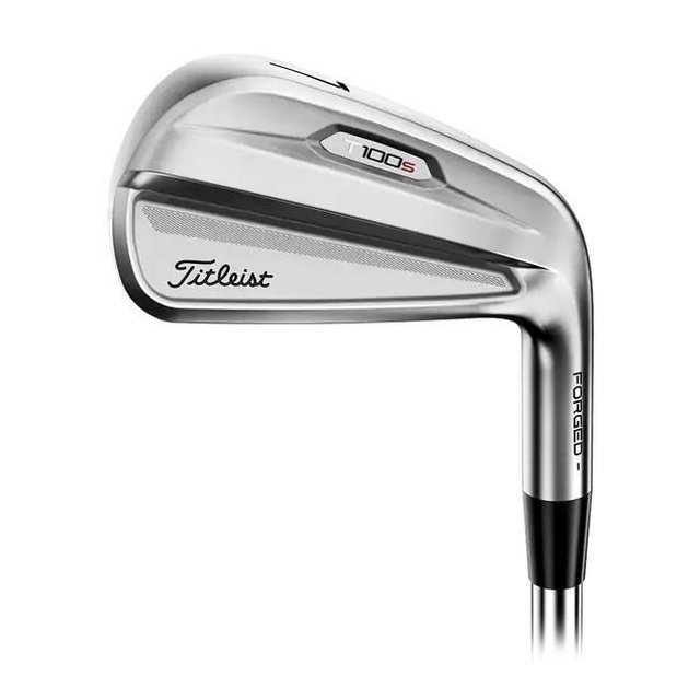 Juego de hierros de golf con shaft de acero, alineados sobre fondo claro