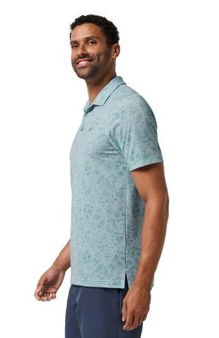 Travis Mathew Featherweight Paradise polo de hombre, forget me not
