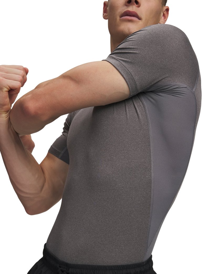 Under Armour HeatGear camiseta de compresión de hombre, carbon heather