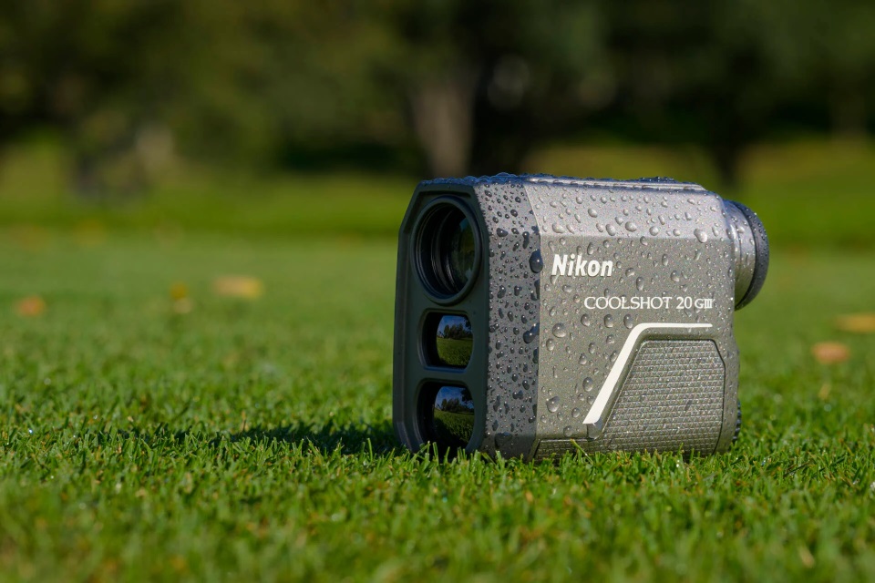 Nikon COOLSHOT 20 GIII — compacto y listo para jugar