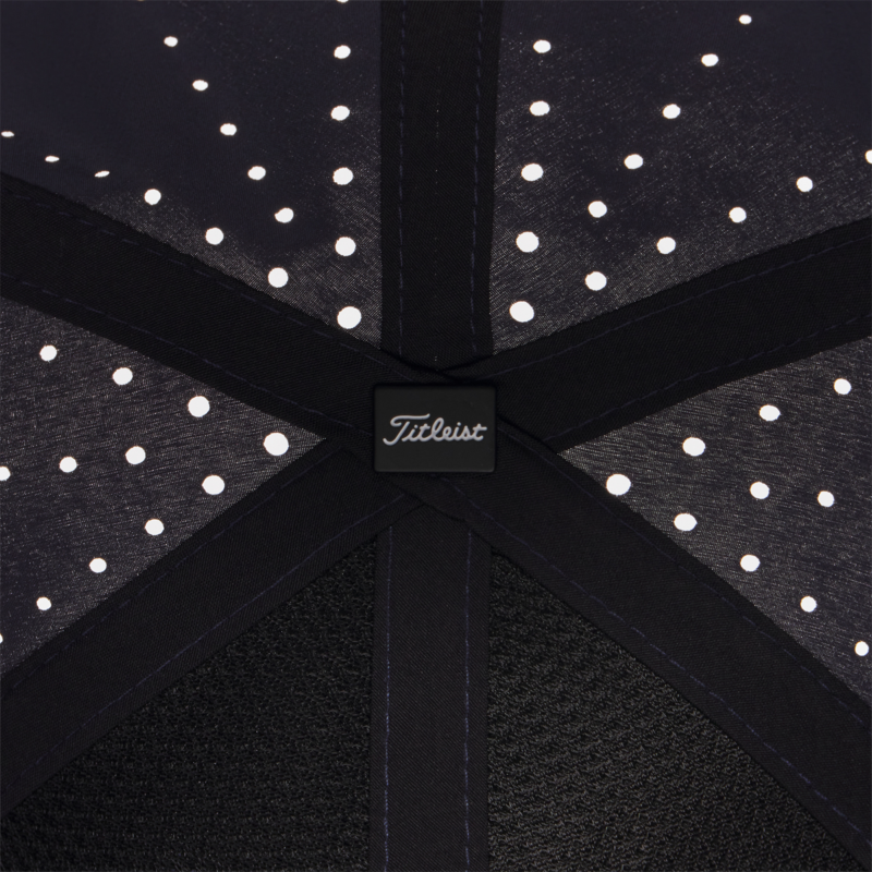 Detalle de perforación Starburst en Titleist Tour Breezer