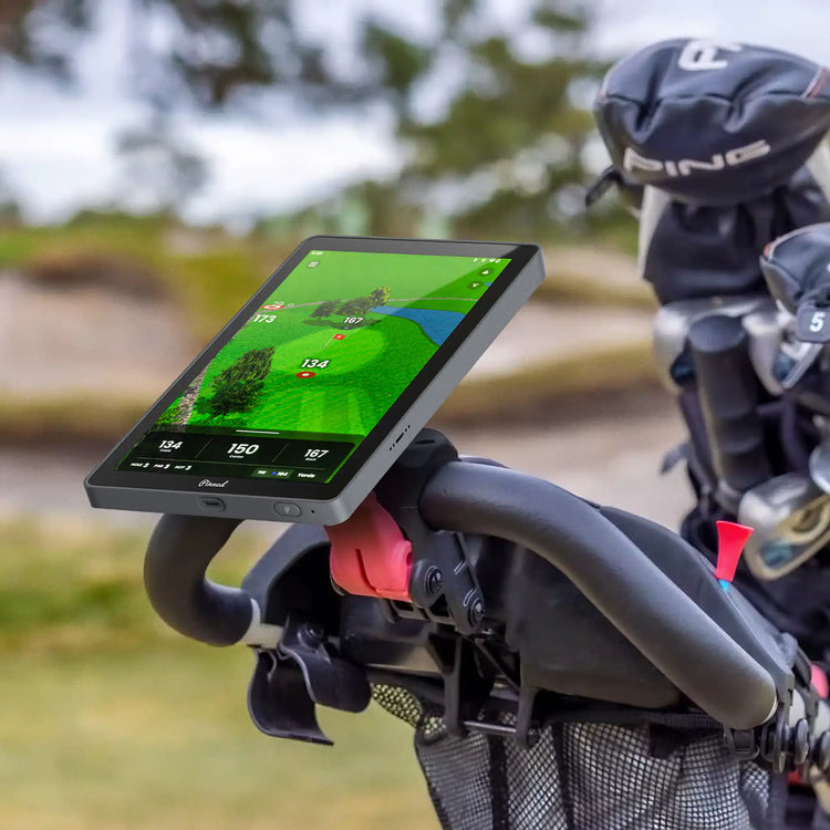 GPS The Caddie montado en un carro de golf bajo la luz del sol