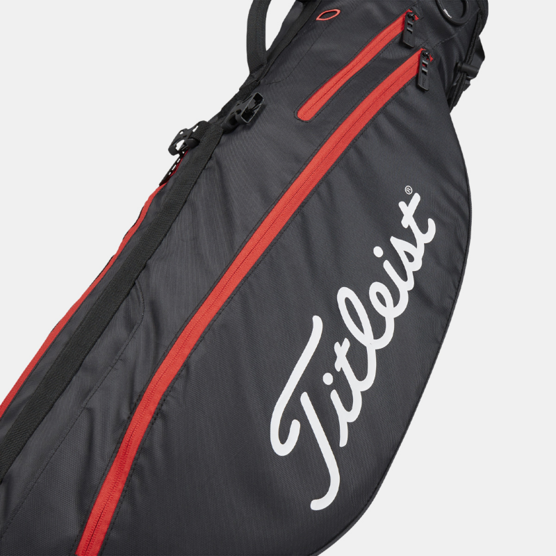 Bolsillo para ropa de longitud completa en la bolsa Titleist Premium