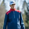 Golfista en acción vistiendo la chaqueta de media cremallera Ping AquaDrive