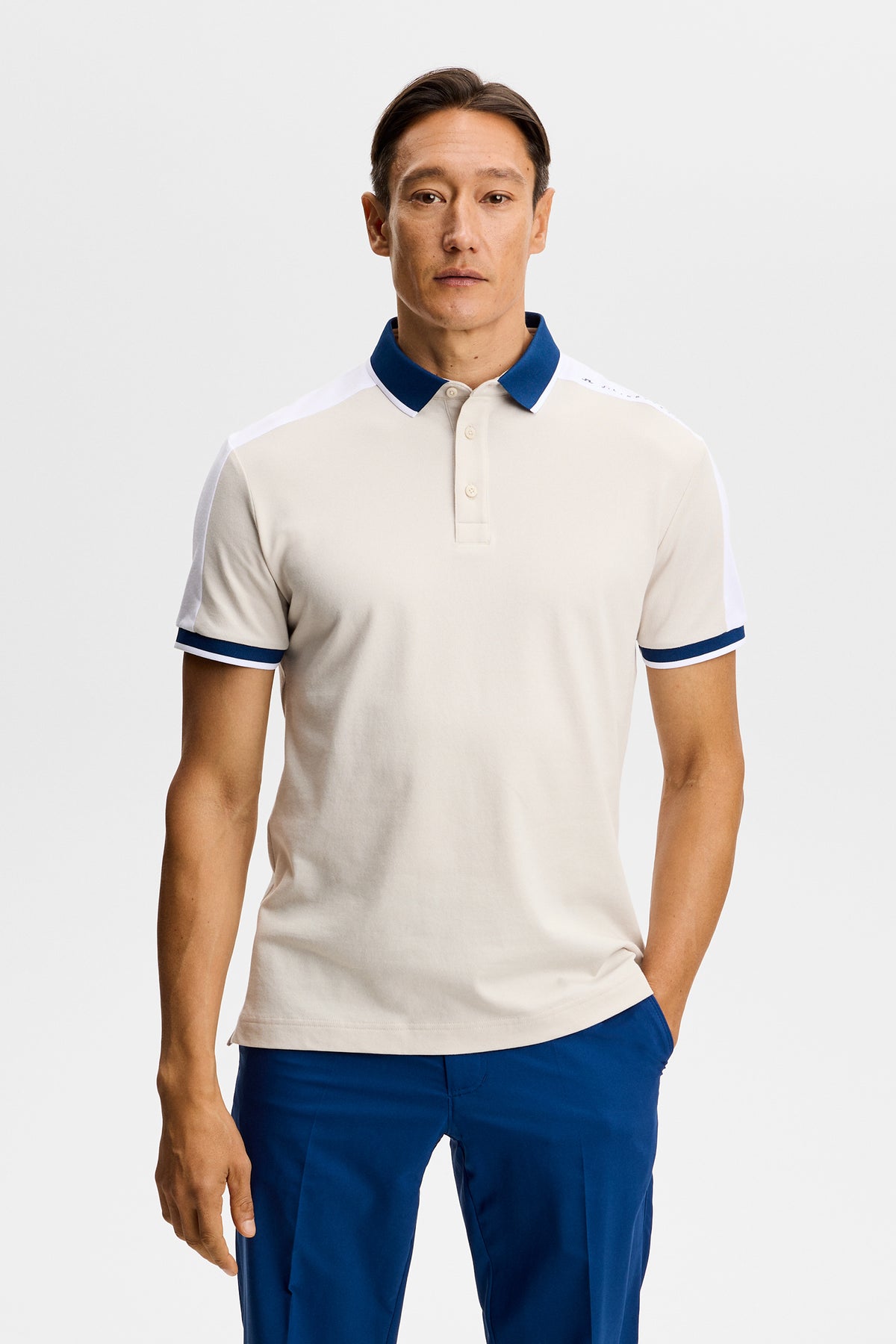 Polo J.Lindeberg Jace Moonbeam - detalle de paneles de contraste en los hombros