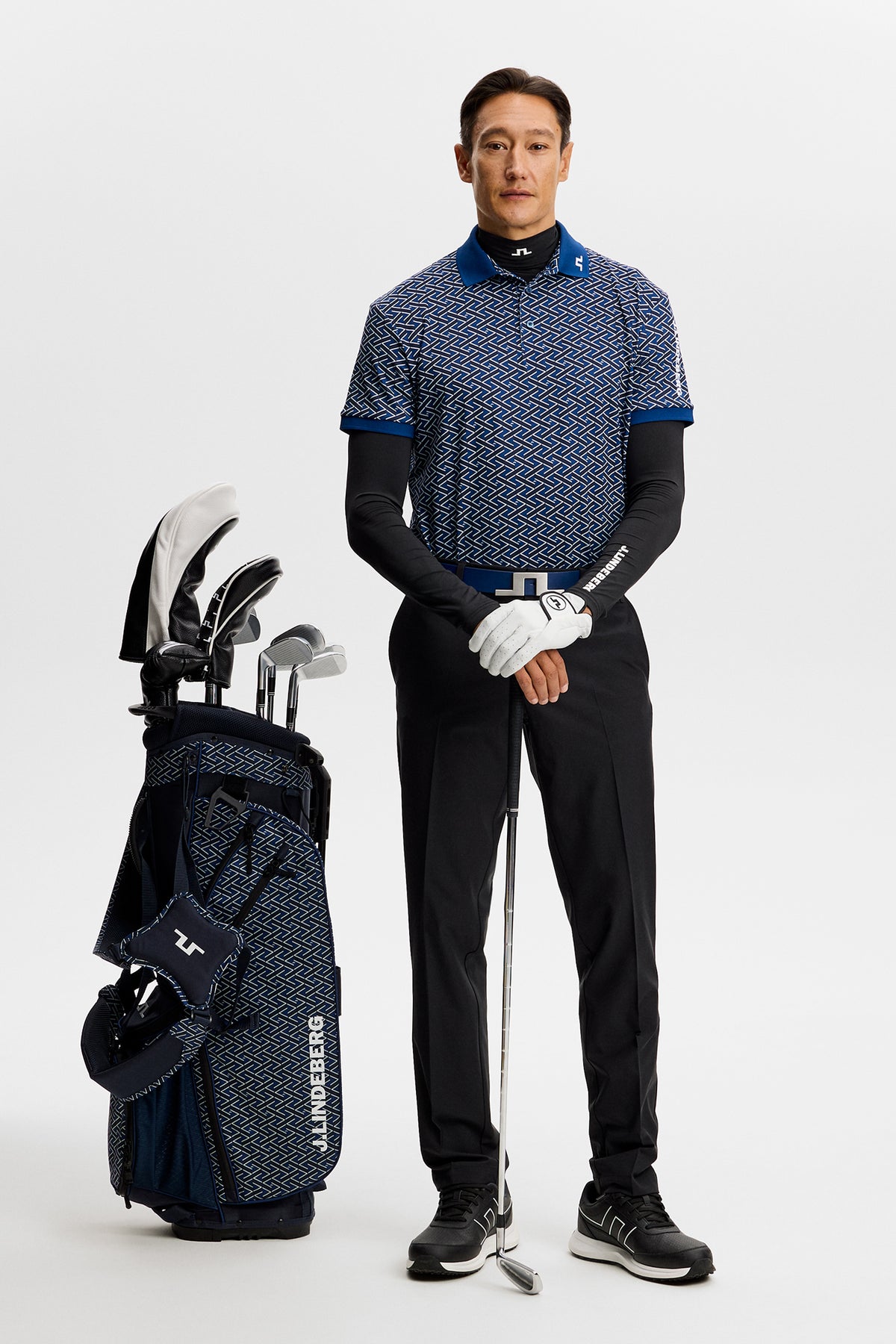 Polo J.Lindeberg Tour Tech Print Ladder Estate Navy - detalle de bordado y estampado