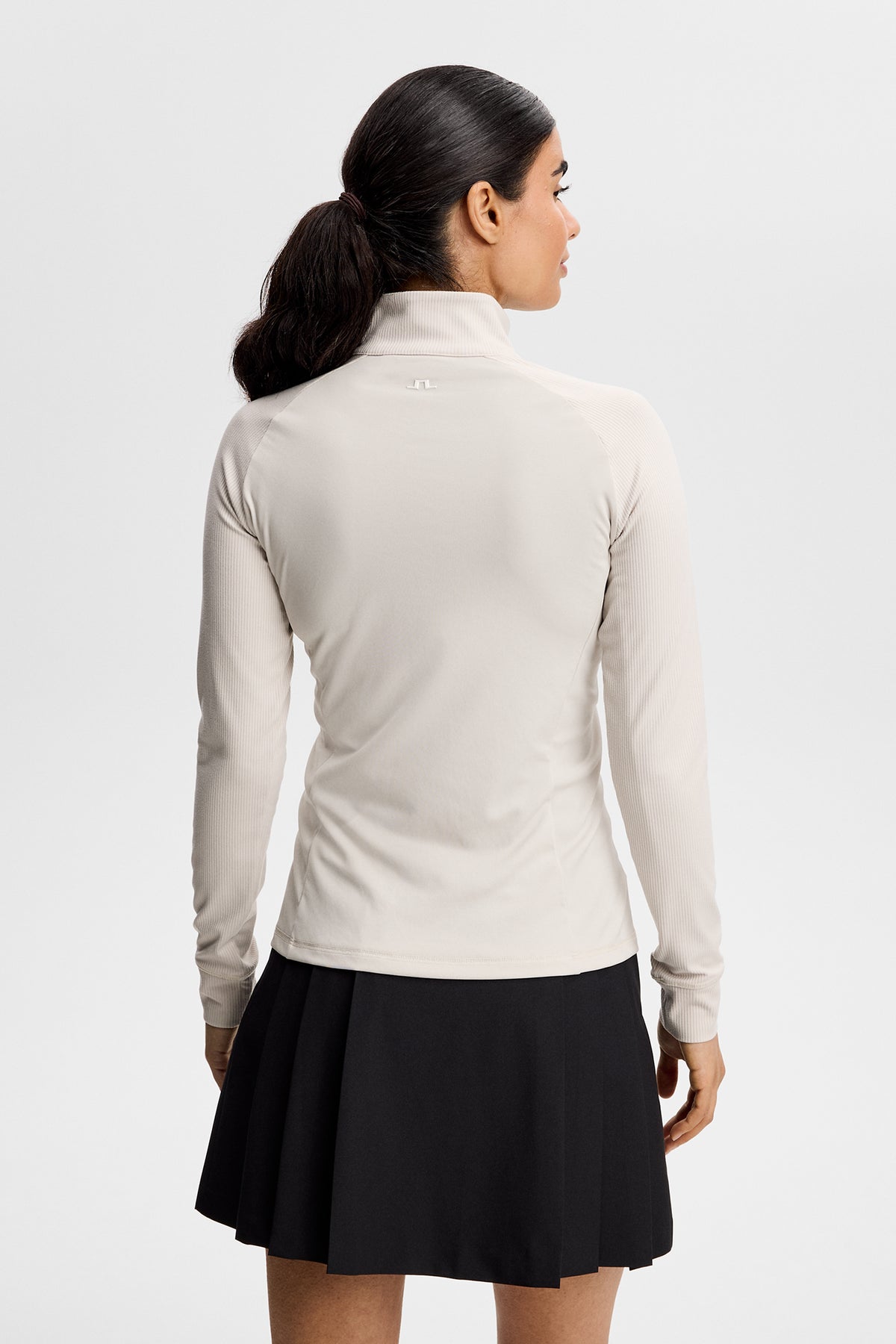 J.Lindeberg Mel Rib Mid Layer Moonbeam – detalle de la cremallera frontal y las costuras