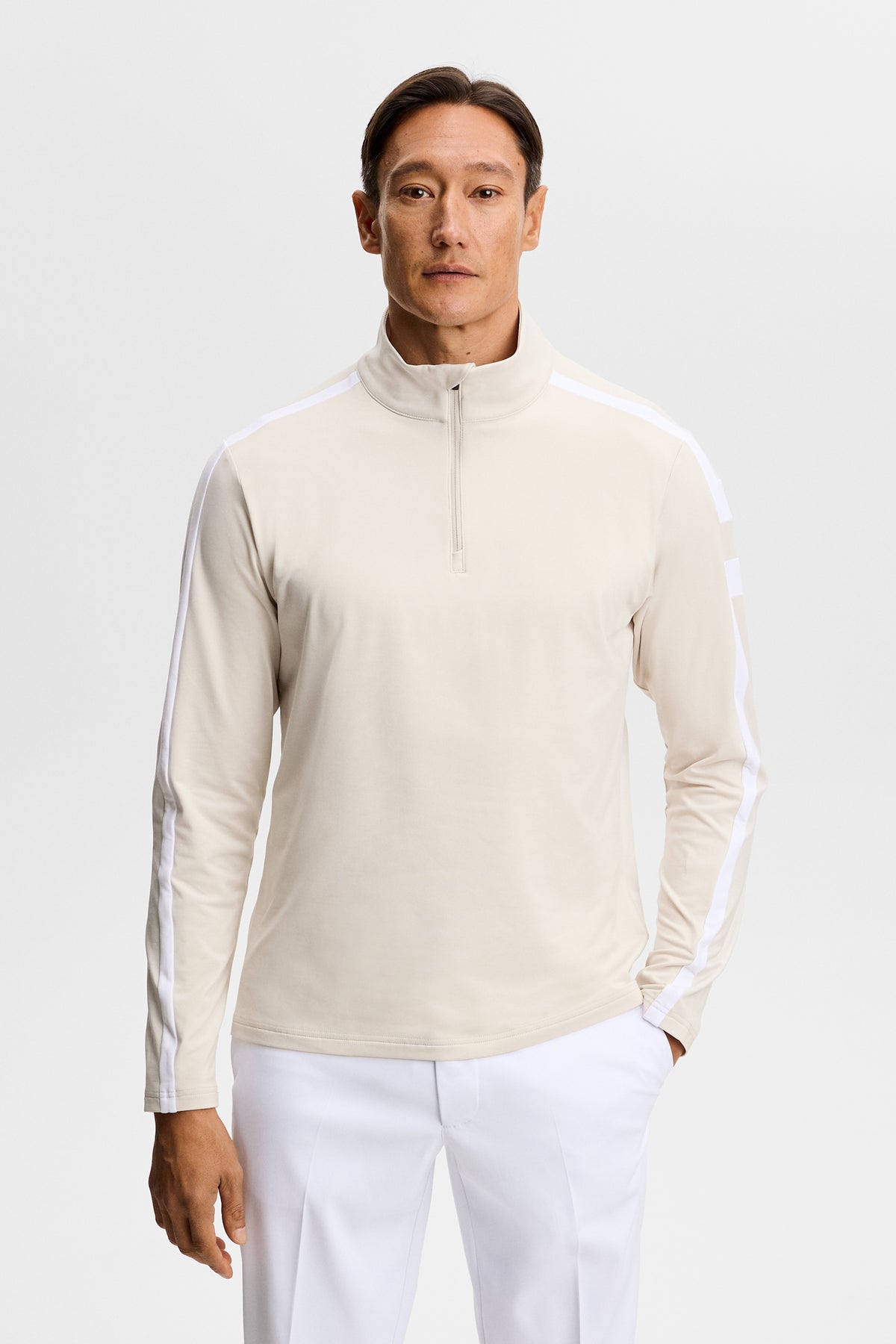 Capa intermedia J.Lindeberg Keaton Quarter Zip Moonbeam: vista frontal de estilo de vida