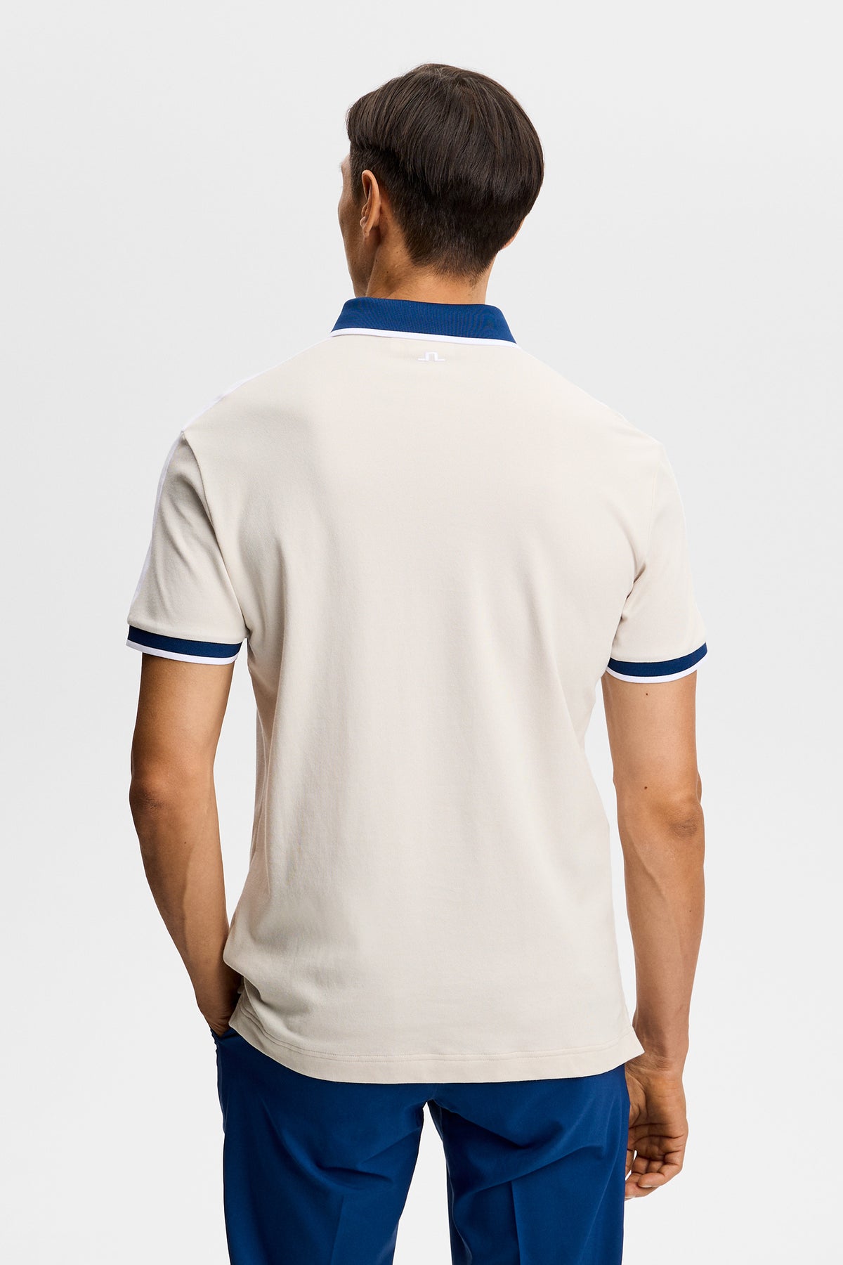 Polo J.Lindeberg Jace Moonbeam - detalle de cuello de punto y logotipo Bridge en la espalda
