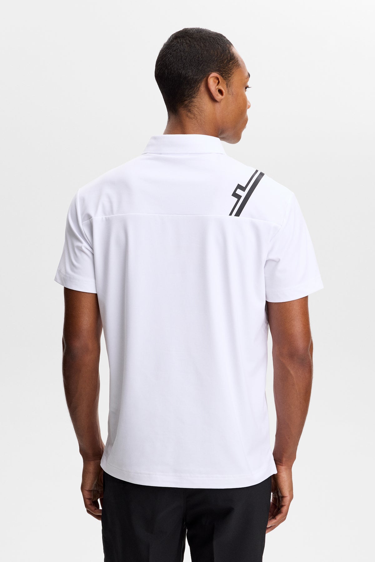 Polo J.Lindeberg Fred Blanco: vista trasera que muestra el detalle del logotipo de rayas