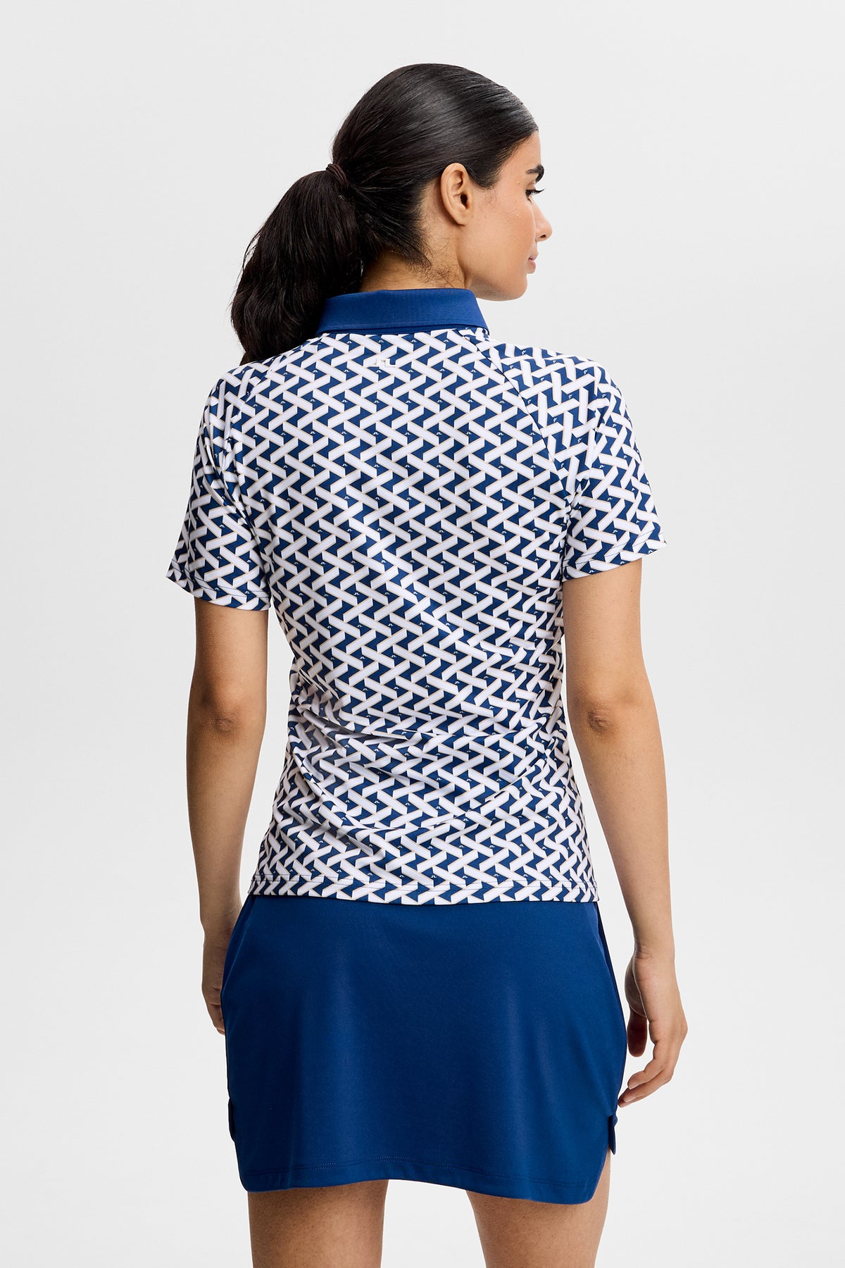 J.Lindeberg Chiara Polo Ladder Estate White – vista lateral y del estampado de la manga