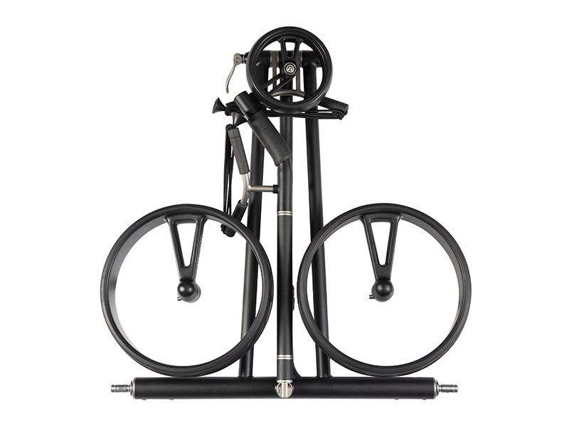JuCad Phantom Titan Black on Black plegado en plano tamaño de transporte 65x60x11 cm
