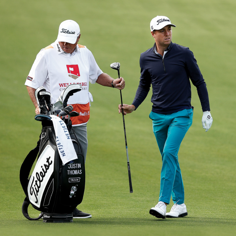 Justin Thomas con la bolsa Titleist Tour Bag