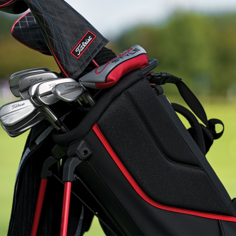 Materiales duraderos e impermeables StaDry en la bolsa de trípode Titleist Players S4 StaDry