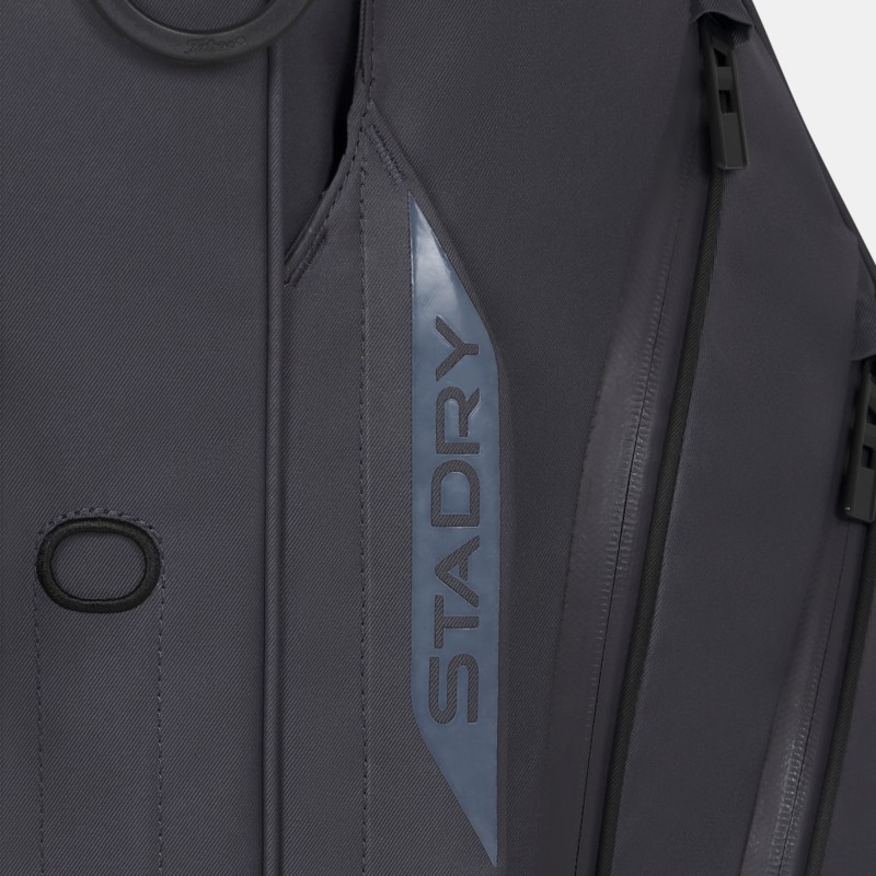 Detalle de la construcción impermeable de la bolsa Titleist Hybrid 14 StaDry