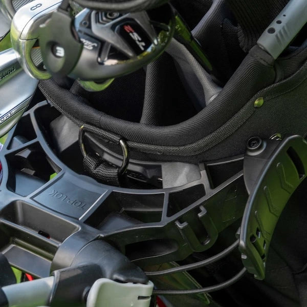 Primer plano del sistema de fijación de bolsa a carro Bag Boy Top-Lok