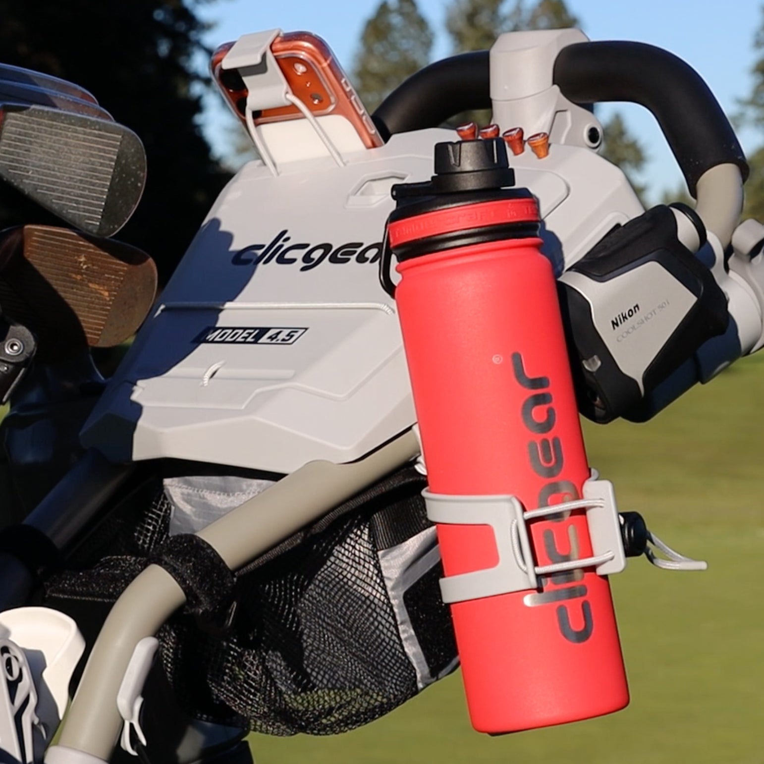 Botella de agua Clicgear en uso en el campo de golf