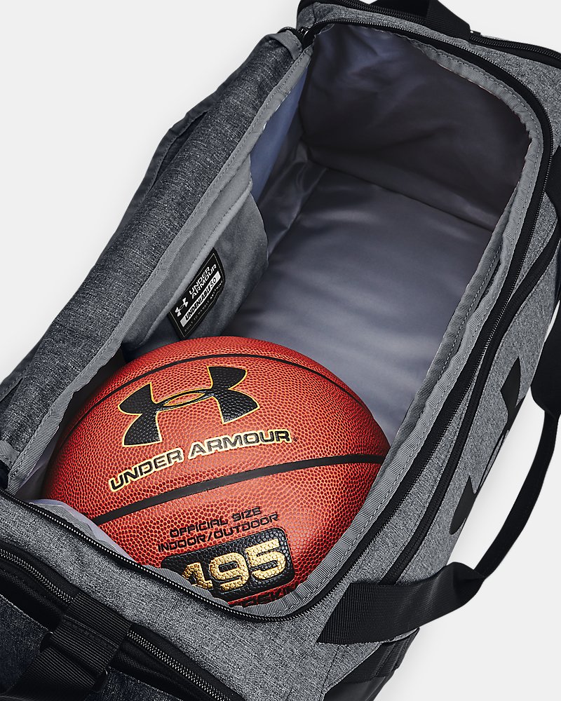 Bolsillos interiores deslizantes dentro de la bolsa de deporte pequeña Undeniable 5.0