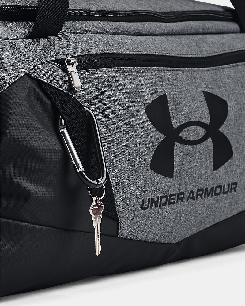 Bolsillo organizador frontal grande con cremallera y correas MOLLE en Undeniable 5.0