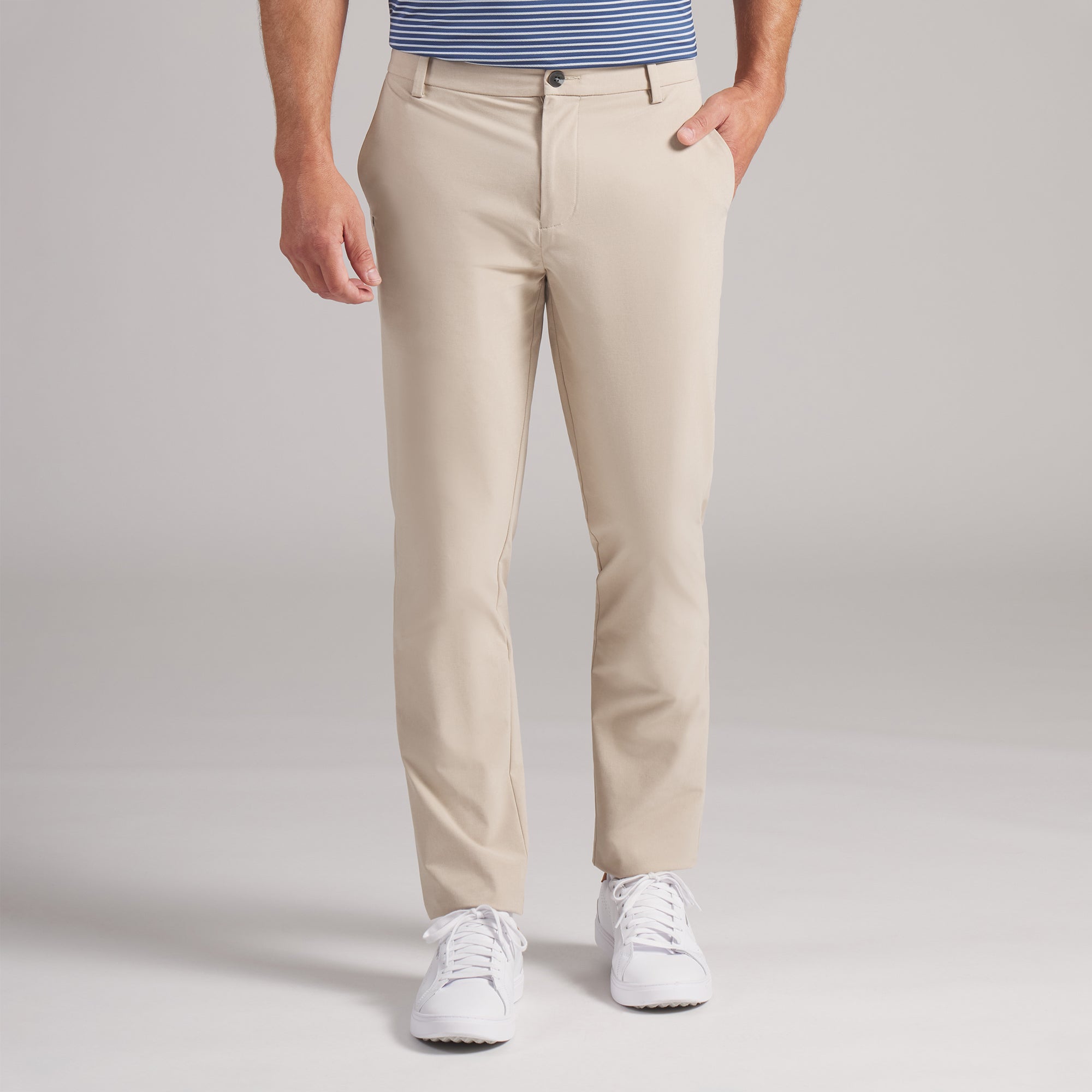 Pantalones de golf Puma 101 Avant Birch – vista frontal en modelo