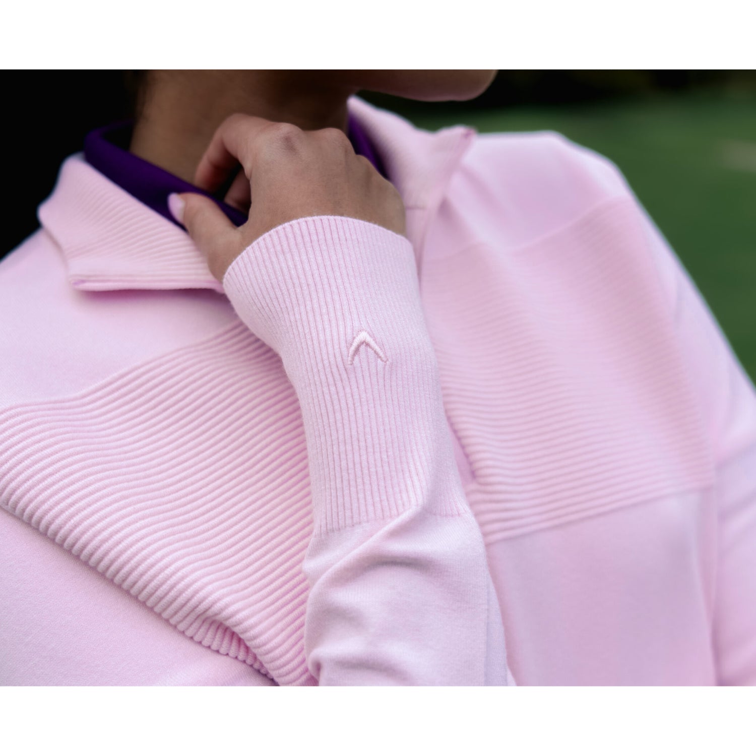 Primer plano de la textura de punto acanalado del jersey Callaway Soft Stretch Zip-Neck en Cherry Blossom