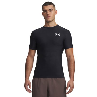 Ilustración del ajuste de compresión Under Armour en un torso masculino