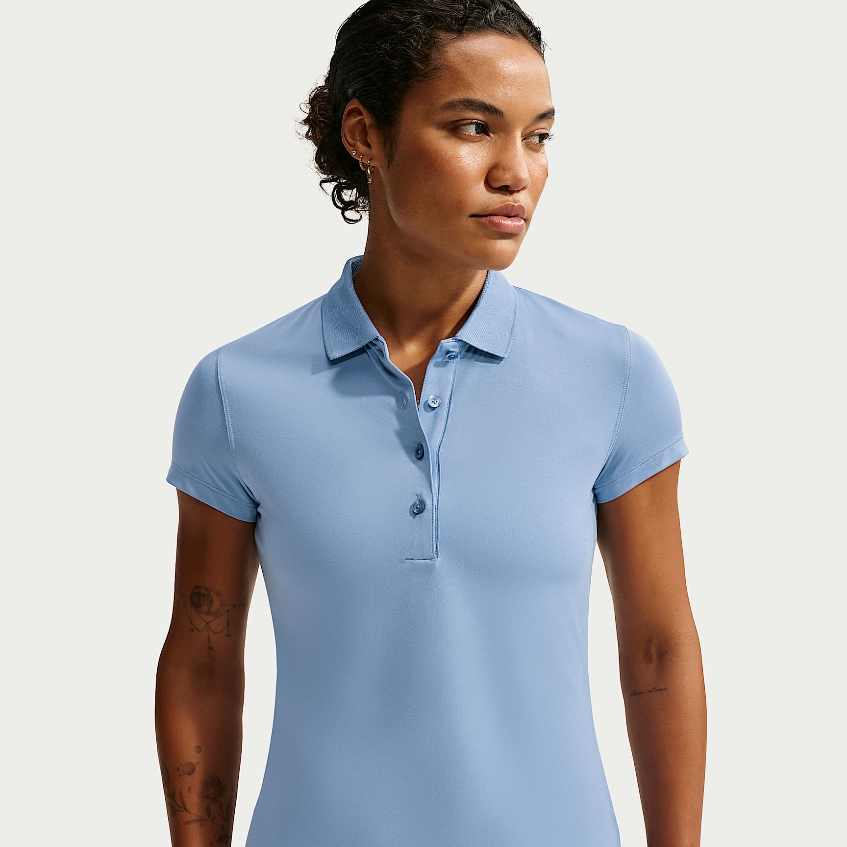 Polo Nike Golf Club para mujer – vista de característica de estilo de vida