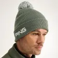 Estilo de vida del gorro de punto PING Cresting – golfista con el gorro en el campo en clima frío