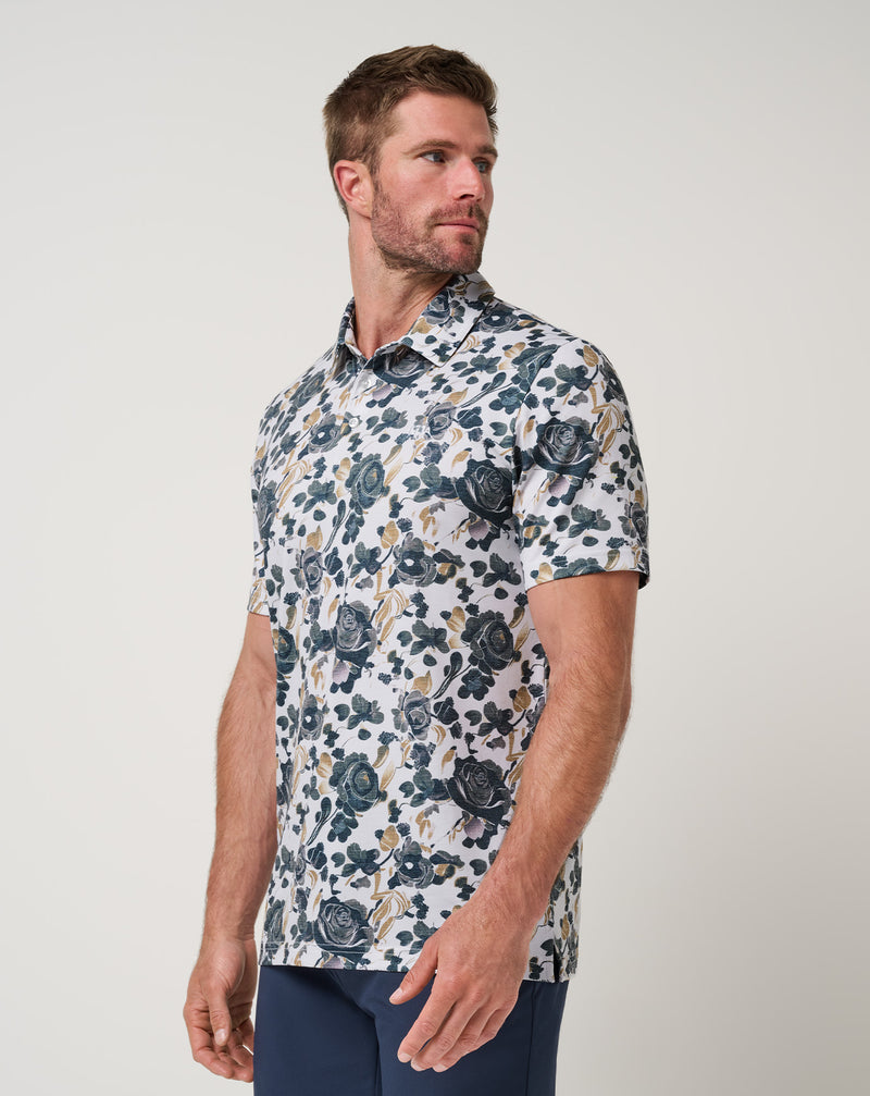 Travis Mathew Featherweight Villa Polo – detalle de estampado floral sobre blanco