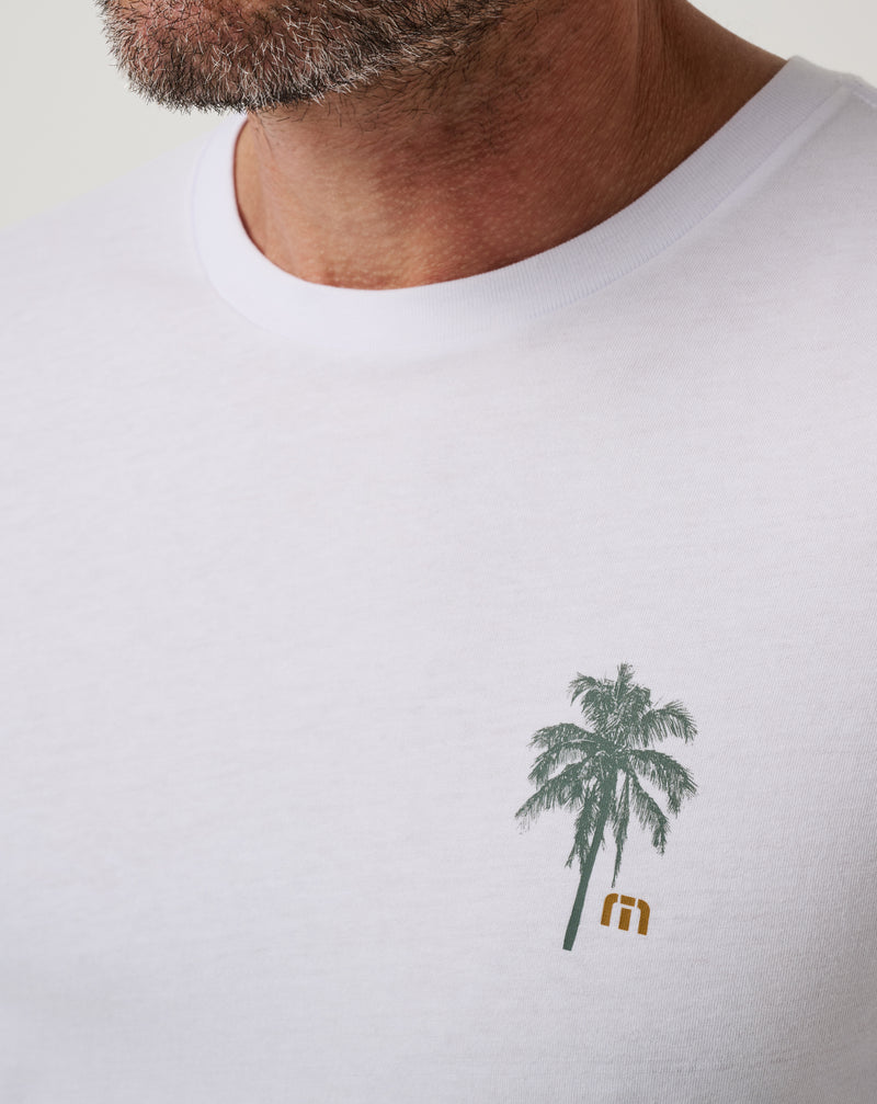 Detalle del gráfico trasero de la camiseta Travis Mathew Horizon Hideaway blanca