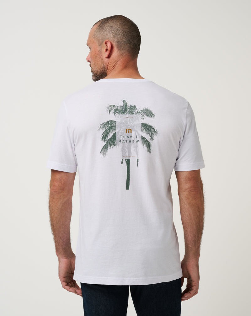 Vista frontal de la camiseta Travis Mathew Horizon Hideaway blanca