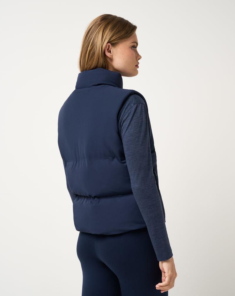 Travis Mathew Moontide Bonded Vest 2.0 – detalle de paneles horizontales unidos