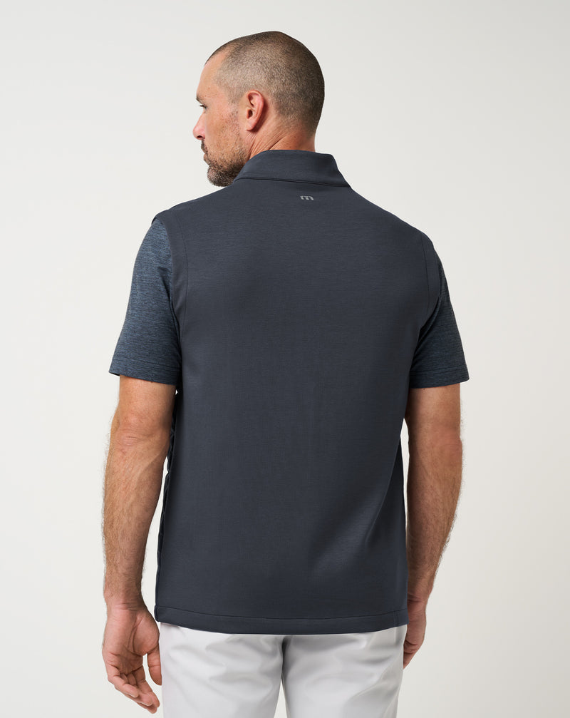 Travis Mathew Point Of Sail Vest – detalle del panel frontal acolchado de polyfill