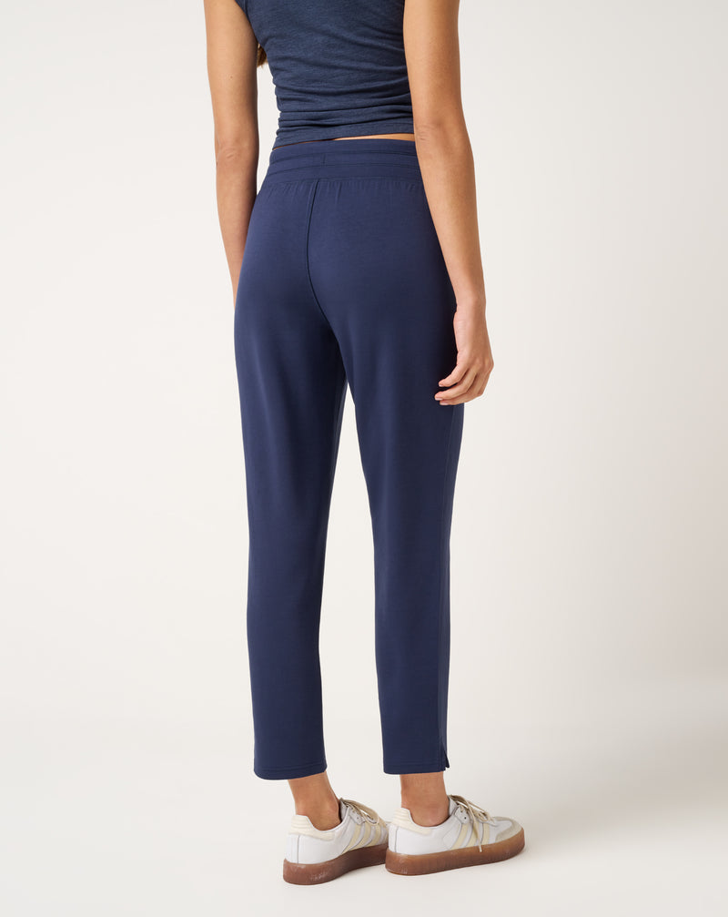 Travis Mathew Skyloft Soft Ankle Pant - detalle de pierna cónica y largo hasta el tobillo