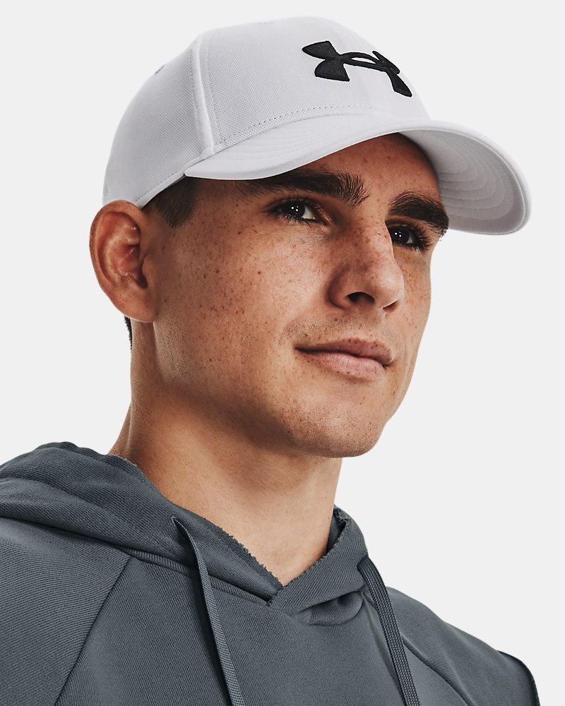 Gorra Under Armour Blitzing Low – detalle frontal cercano, blanca