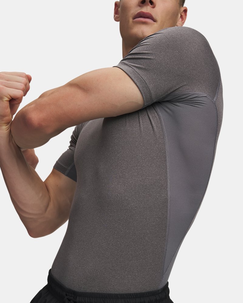 Detalle lateral de la camiseta de compresión Under Armour HeatGear mostrando paneles de ventilación de malla
