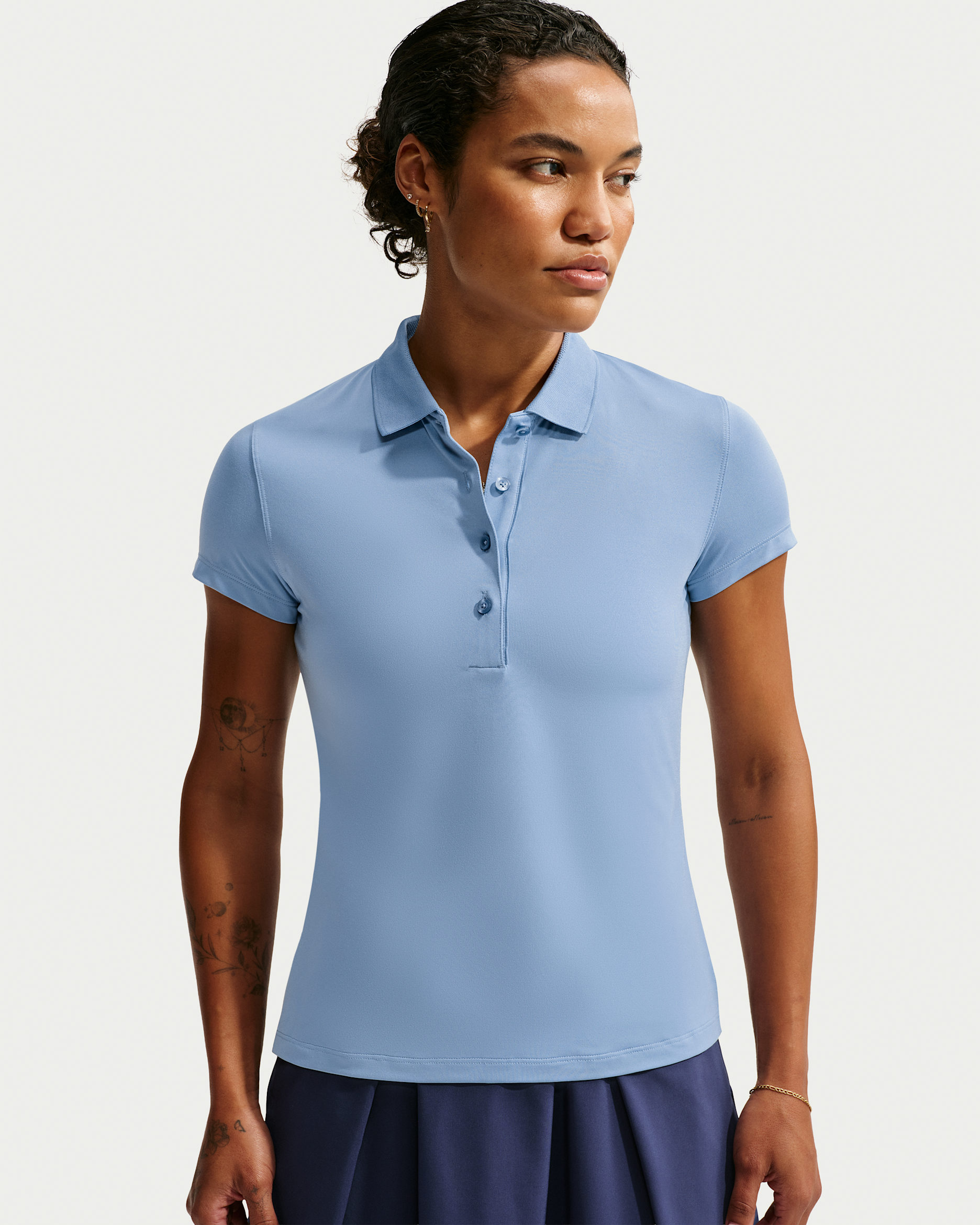 Polo Nike Golf Club para mujer en azul de trabajo/blanco – vista frontal