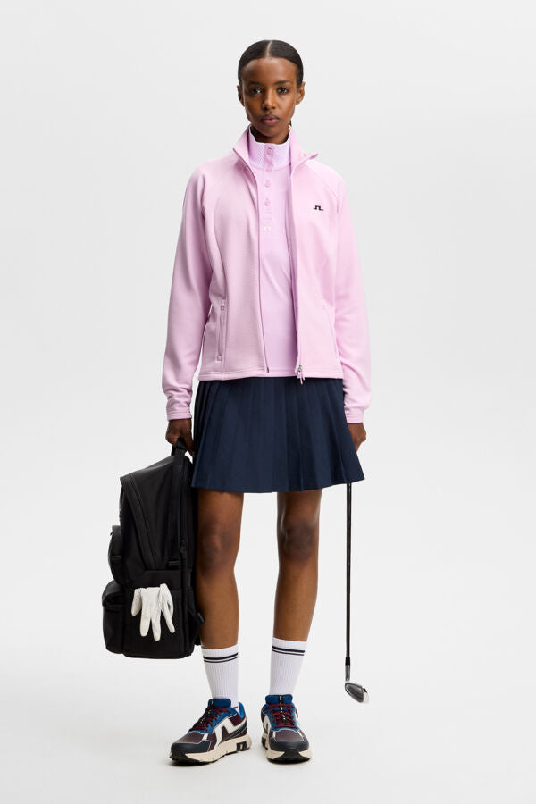 Polo J.Lindeberg Pip Orchid Bouquet – detalle del cuello alto acanalado y la tapeta de cuatro botones