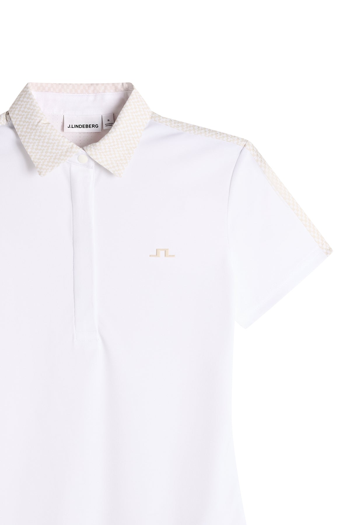 Polo J.Lindeberg Cara Polo Print Blanco – vista de estilo de vida mostrando el polo en acción en el campo