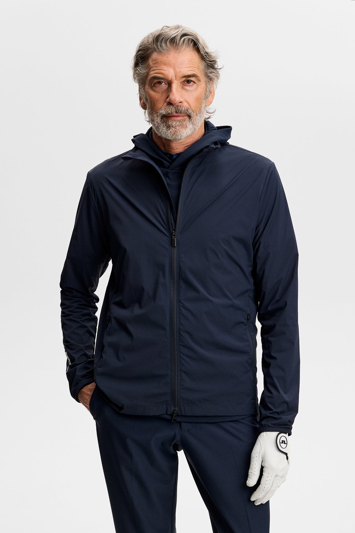 Chaqueta J.Lindeberg Tour Tech Packable JL Navy – vista frontal en el campo