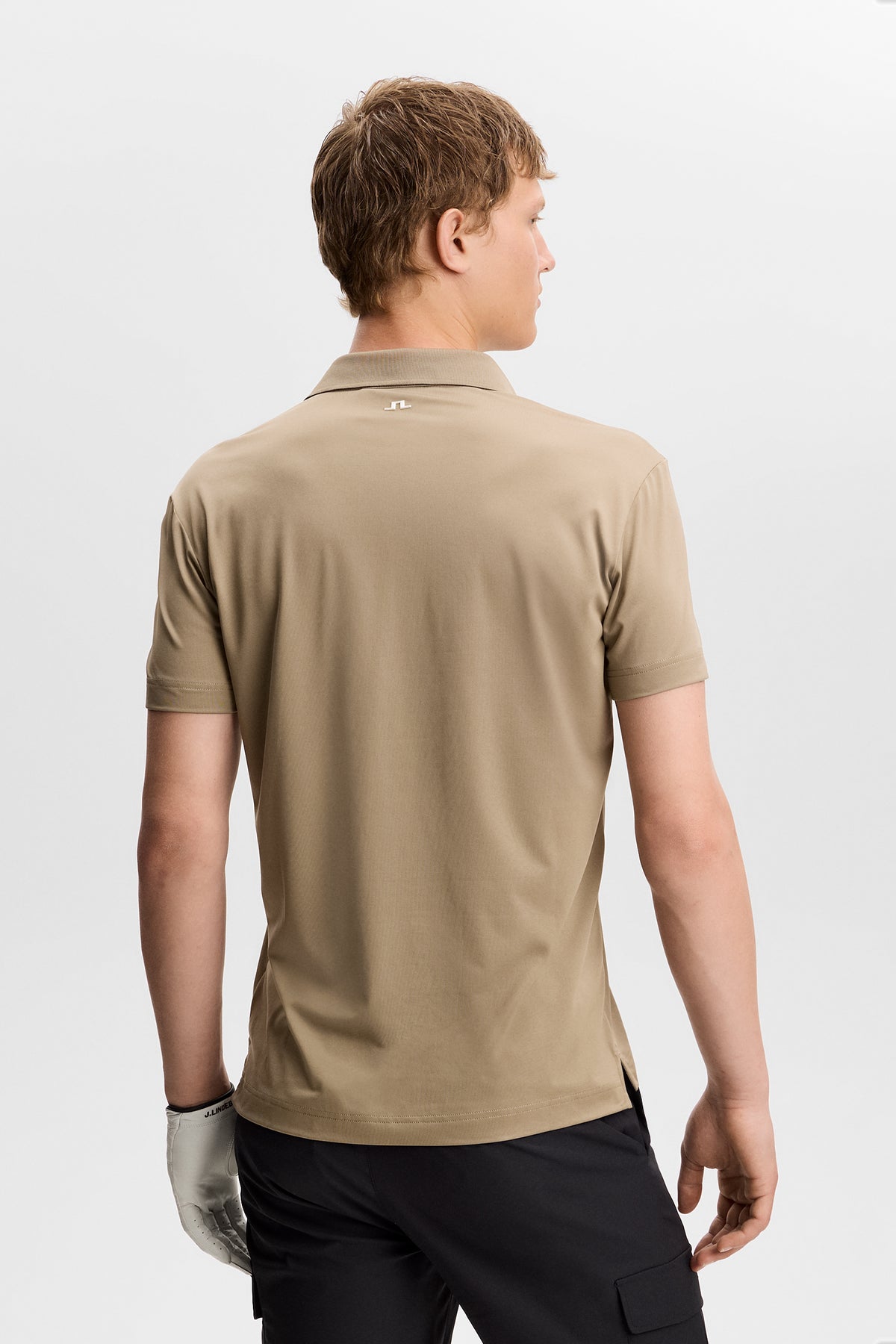 Polo J.Lindeberg Bridge Brindle – detalle de cuello de corte regular