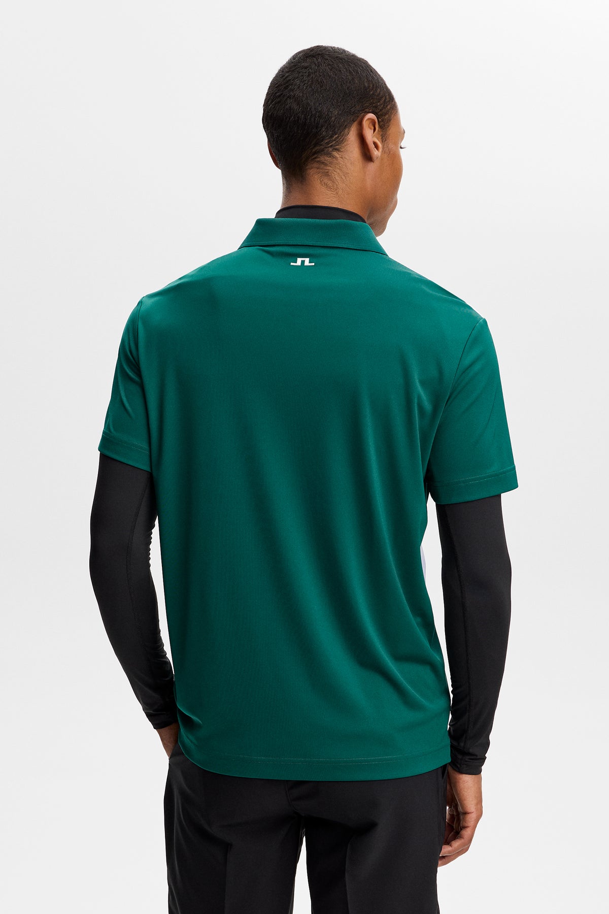 Polo J.Lindeberg Finn Forest Biome – detalle del panel lateral contrastante