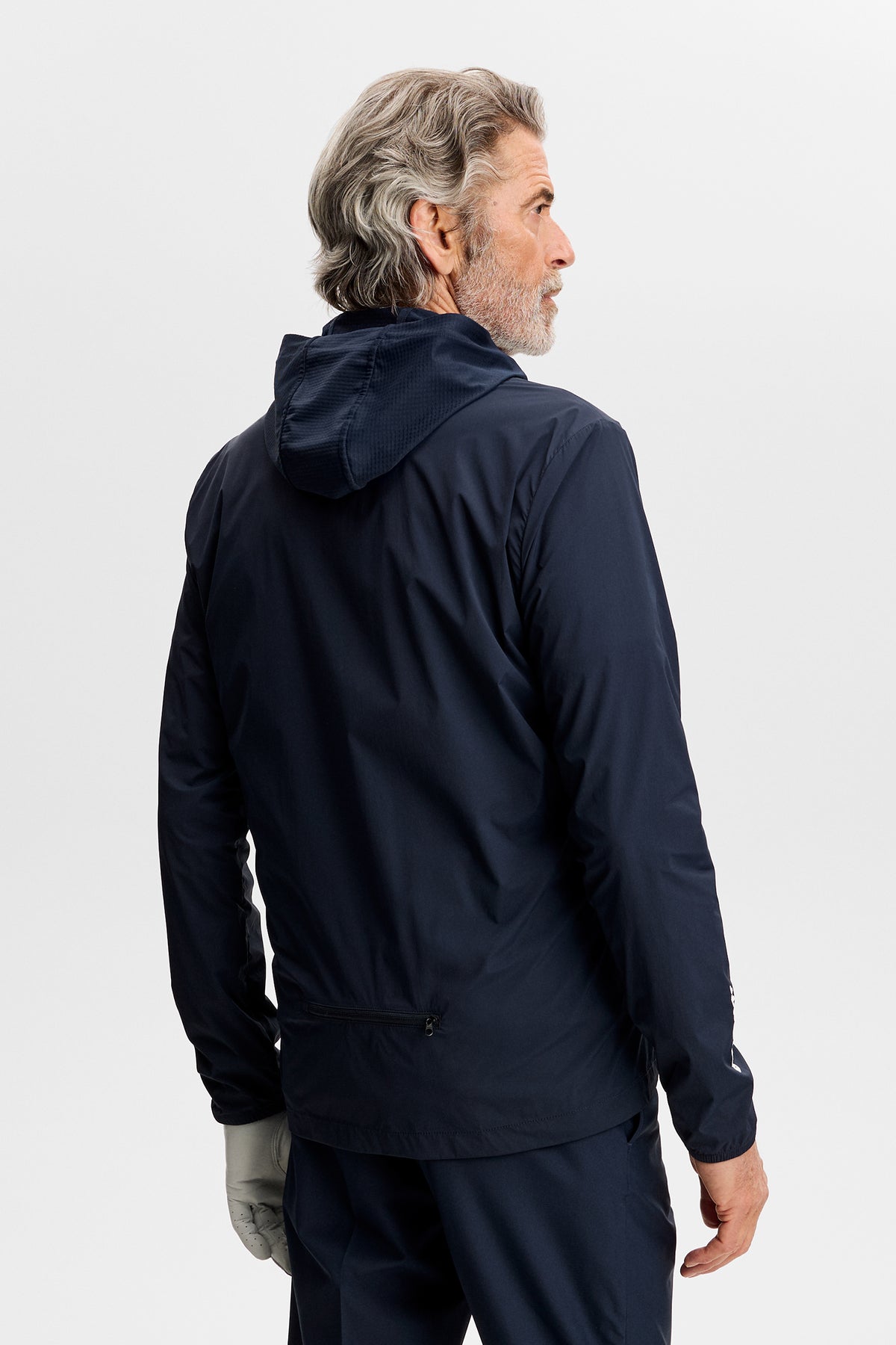 Chaqueta J.Lindeberg Tour Tech Packable JL Navy – detalle del bolsillo trasero plegable