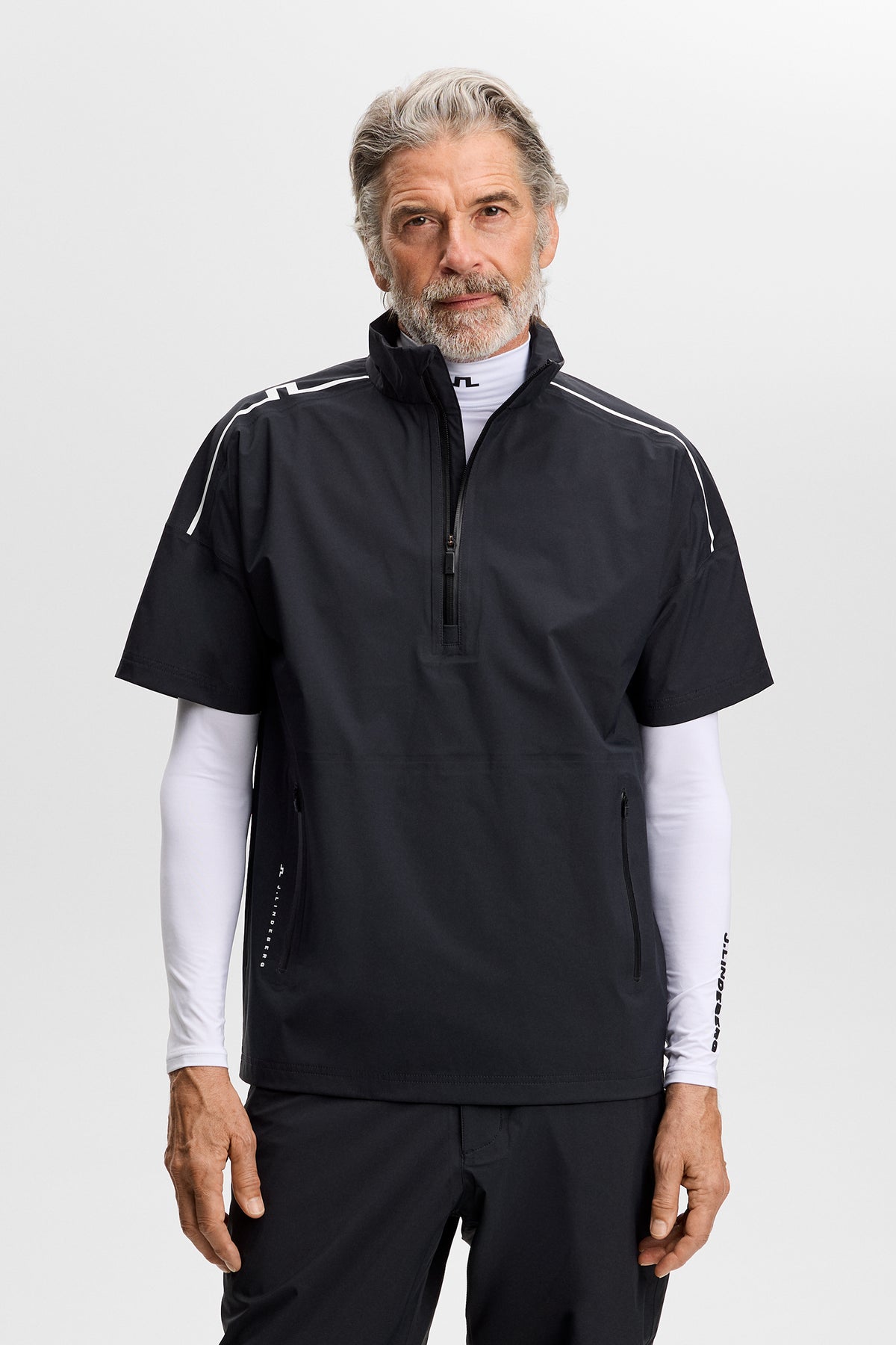 Camisa J.Lindeberg Shay Rain Negra – vista trasera mostrando la raya JL Bridge en el hombro