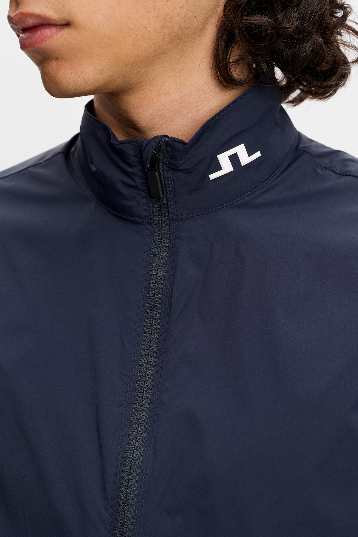 Chaleco J.Lindeberg Tour Tech Packable JL Navy – detalle del bolsillo lateral y la cremallera