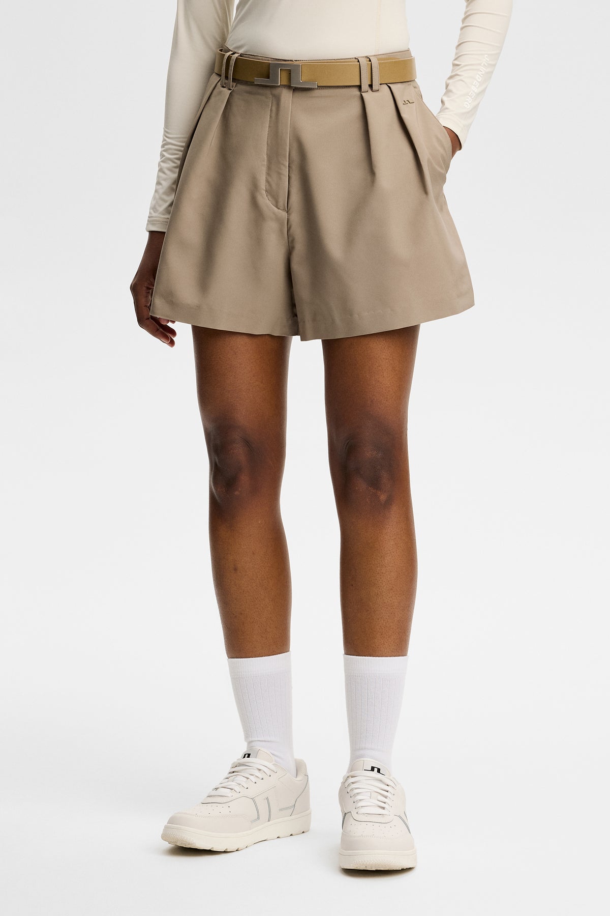 J.Lindeberg Carmen Shorts Brindle – vista frontal mostrando el tejido y el detalle del pliegue
